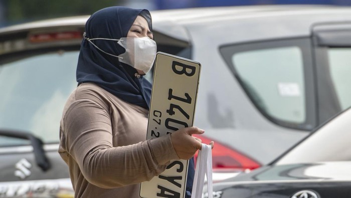 Pemutihan pajak kendaraan 2023 Pemilik kendaraan mengerjakan pembayaran pajak kendaraan bermotor di Pelayanan Samsat Keliling, Polda Metro Jaya, Jakarta, Senin (26/6/2023). Dalam rangka HUT DKI Jakarta ke-496, Pemprov DKI Jakarta lewat Bapenda menggelar dispensasi pajak kendaraan yakni Penghapusan hukuman tata kelola secara jabatan untuk PKB dan Penghapusan bea balik nama kendaraan bermotor (BBNKB) yang dimulai sejak 22 Juni - 29 Desember 2023. ANTARA FOTO/Muhammad Adimaja/hp.