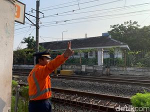 Kisah Penjaga Perlintasan KA Pasar Minggu dan Tugas Berat Cegah Kecelakaan Kisah Penjaga Perlintasan KA Pasar Minggu dan Tugas Berat Cegah Kecelakaan