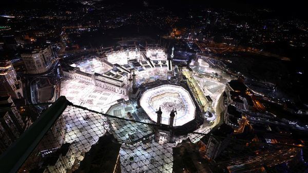 Potret Udara Masjidil Haram Bersinar Terang di Malam Hari