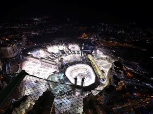 Potret Udara Masjidil Haram Bersinar Terang di Malam Hari