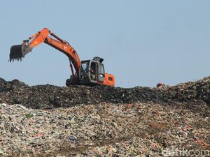 Antrean Truk Sampah Normal Usai Sempat Macet Akibat TPA Cipayung Longsor Antrean Truk Sampah Normal Usai Sempat Macet Akibat TPA Cipayung Longsor