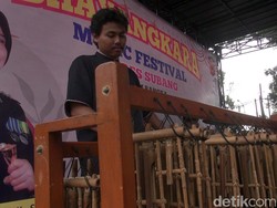 Serunya Remaja Subang Pamer Bakat Musik di Kantor Polisi