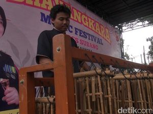 Serunya Remaja Subang Pamer Bakat Musik di Kantor Polisi Serunya Remaja Subang Pamer Bakat Musik di Kantor Polisi