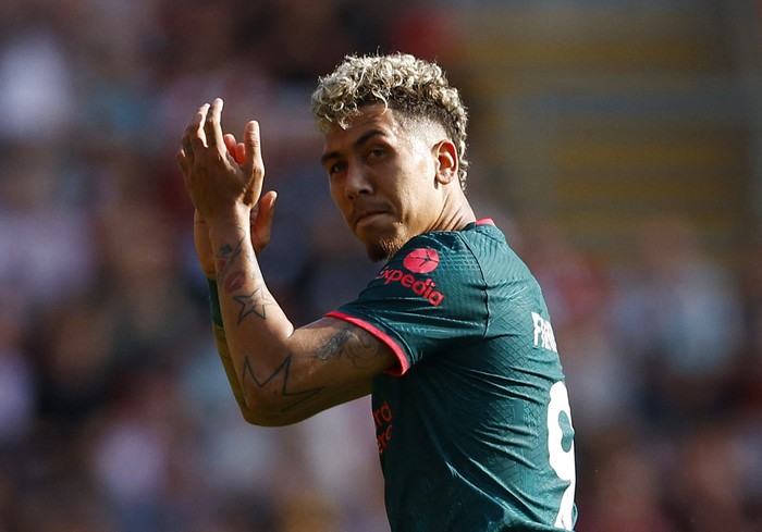 Soccer Football - Premier League - Southampton v Liverpool - St Marys Stadium, Southampton, Britain - May 28, 2023  Liverpools Roberto Firmino applauds fans as he walks to be substituted after playing his last game for the club REUTERS/Peter Nicholls EDITORIAL USE ONLY. No use with unauthorized audio, video, data, fixture lists, club/league logos or live services. Online in-match use limited to 75 images, no video emulation. No use in betting, games or single club /league/player publications.  Please contact your account representative for further details.