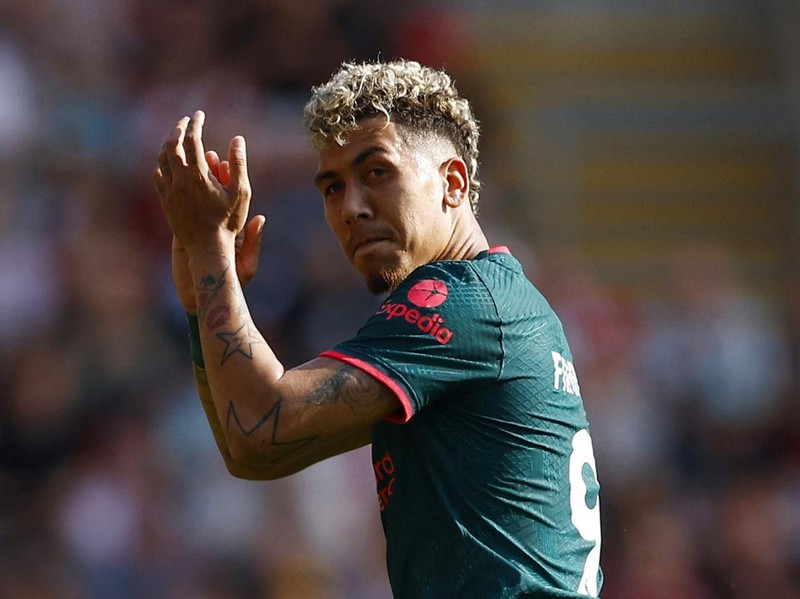 Soccer Football - Premier League - Southampton v Liverpool - St Mary's Stadium, Southampton, Britain - May 28, 2023  Liverpool's Roberto Firmino applauds fans as he walks to be substituted after playing his last game for the club REUTERS/Peter Nicholls EDITORIAL USE ONLY. No use with unauthorized audio, video, data, fixture lists, club/league logos or 'live' services. Online in-match use limited to 75 images, no video emulation. No use in betting, games or single club /league/player publications.  Please contact your account representative for further details.