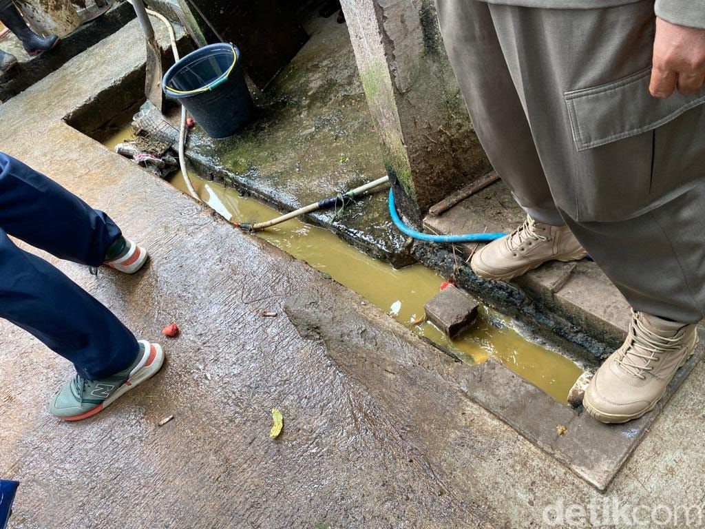 Saluran limbah kotoran sapi di peternakan kawasan Cikoko, Pancoran, Jaksel. (Anggi Muliawati/detikcom)