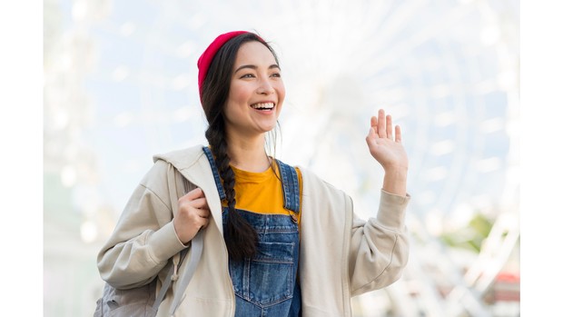 Ilustrasi seorang perempuan yang terlihat sedang tersenyum.