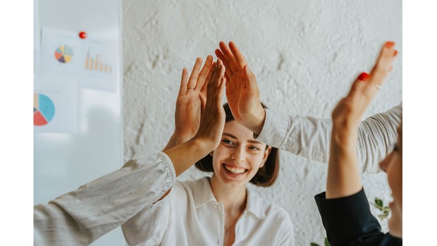 Ilustrasi seorang perempuan yang terlihat bersemangat.