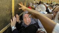 Semangat Jemaah Haji Sentuh Kabah di Masjidil Haram