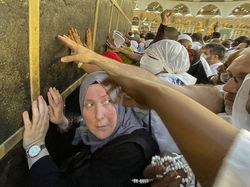 Semangat Jemaah Haji Sentuh Kabah di Masjidil Haram