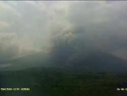 Semeru Erupsi Luncurkan Awan Panas Guguran Sejauh 5 Kilometer