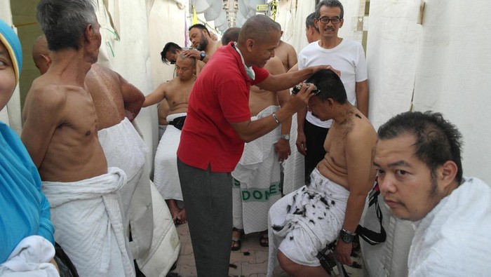 Tahallul Muslim shave their head after performing tawaf and Saie in Mecca, Saudi Arabia. Head shaving during haj and umrah is called tahallul, refers to dissolution or ending the state of Ihraam