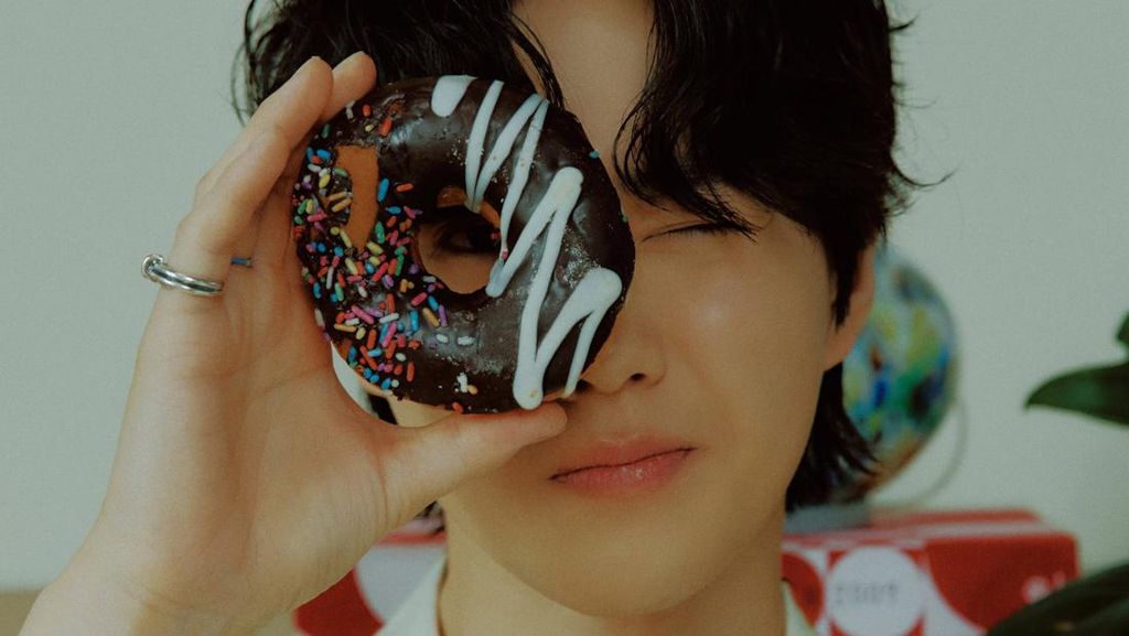 Brand Mewah hingga Gorengan Arab di Teaser EXIST Suho, D.O, dan Sehun EXO Brand Mewah hingga Gorengan Arab di Teaser EXIST Suho, D.O, dan Sehun EXO