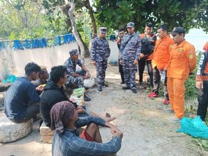 Pencarian Korban Kapal Nelayan Tabrak Karang di Banyuwangi Dihentikan Pencarian Korban Kapal Nelayan Tabrak Karang di Banyuwangi Dihentikan