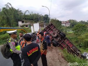 Kelebihan Muatan, Truk Angkut Galon Tercebur ke Jurang Susuh Kota Batu