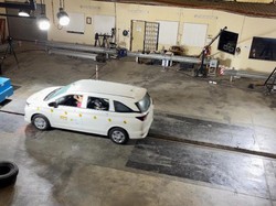 Brakkk! Dalam 10 Detik, Mobil Baru Langsung Jadi Rongsokan