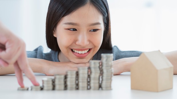 Ilustrasi seorang perempuan dan investasi.