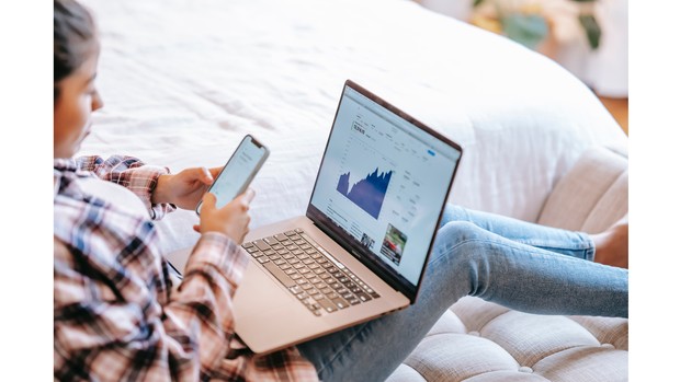 Ilustrasi perempuan sedang melihat pasar saham.