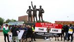 Aksi Protes Fans MU di Old Trafford: Glazers Out!
