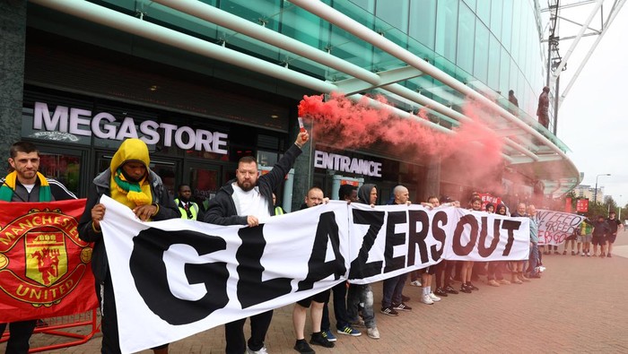 Soccer Football - Premier League - Manchester United Fans Protest - Old Trafford, Manchester, Britain - June 27, 2023 Manchester United fans display a banner in protest against the Glazer family’s ownership of the club REUTERS/Molly Darlington