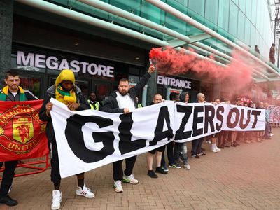 Aksi Protes Fans MU di Old Trafford: Glazers Out!