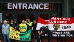 Aksi Protes Fans MU di Old Trafford: Glazers Out!