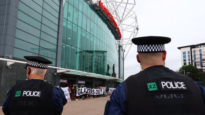 Soccer Football - Premier League - Manchester United Fans Protest - Old Trafford, Manchester, Britain - June 27, 2023 Police officers are pictured as Manchester United fans display a banner in protest against the Glazer family’s ownership of the club REUTERS/Molly Darlington