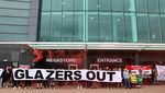 Aksi Protes Fans MU di Old Trafford: Glazers Out!