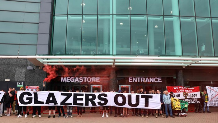 Soccer Football - Premier League - Manchester United Fans Protest - Old Trafford, Manchester, Britain - June 27, 2023 Manchester United fans display a banner in protest against the Glazer family’s ownership of the club REUTERS/Molly Darlington