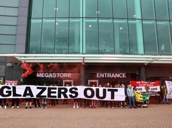 Protes Glazer Out Mengudara saat Laga NFL di AS