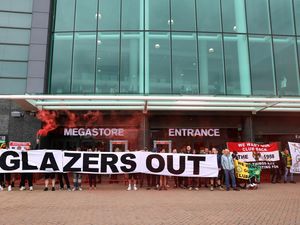 Protes Penjualan Klub Mandek, Fans MU Blokade Toko Merchandise Protes Penjualan Klub Mandek, Fans MU Blokade Toko Merchandise