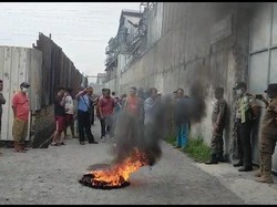Satpol PP Deli Serdang Tutup Jalan yang Dijual ke Swasta, Warga Melawan
