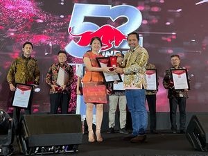 Dapat Penghargaan 4 Kategori, Alfamart Raih Gelar Emiten Diamond