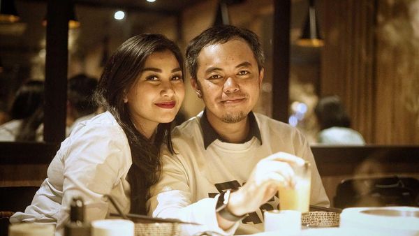 Momen Andika Rosadi dan Nisya Ahmad Saat Makan Bersama dengan Keluarga