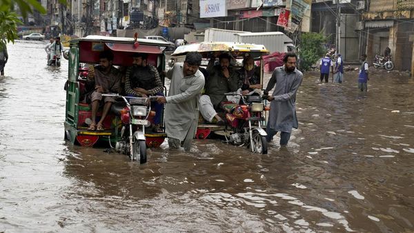 Belasan Orang Tewas Saat Banjir Rendam Pakistan