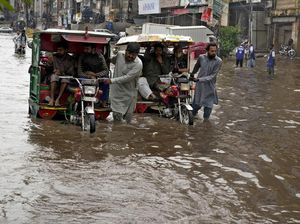 Belasan Orang Tewas Saat Banjir Rendam Pakistan