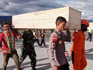 6 Jenazah Korban Pesawat SAM Air Dievakuasi ke RS Bhayangkara Jayapura 6 Jenazah Korban Pesawat SAM Air Dievakuasi ke RS Bhayangkara Jayapura