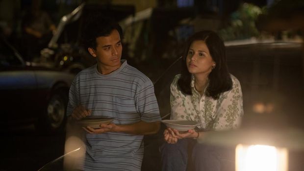 Hari Ini Akan Kita Ceritakan Nanti. (L To R) Jourdy Pranata as Narendra, Yunita Siregar as Ajeng Adiwangsa in Hari Ini Akan Kita Ceritakan Nanti. Cr. Courtesy of Netflix © 2023