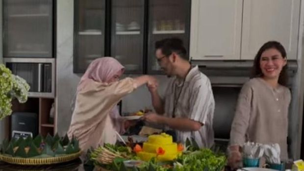 Video lawas Jeje Govinda, sang ibu dan Syahnaz.