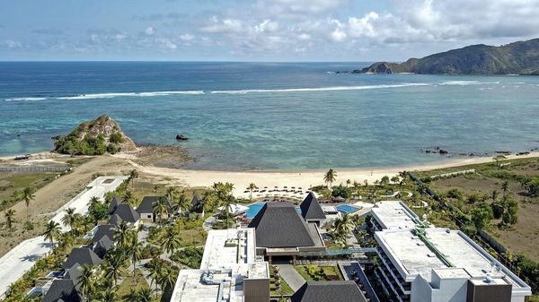 Hotel Megah di Mandalika: Diapit Gunung dan Samudra