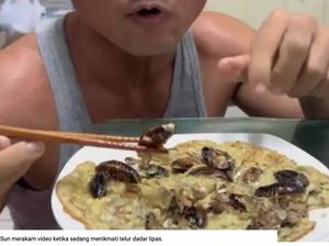 Jijik! Pria Ini Bikin Telur Dadar Topping Kecoak karena Alasan Ini