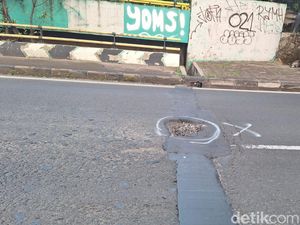 Hantam Lubang, Pemotor Wanita Jatuh ke Kali Pesanggrahan Jaksel