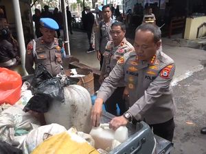 Polisi Sita 780 Liter Miras di Makassar, 14 Penjual Diamankan Polisi Sita 780 Liter Miras di Makassar, 14 Penjual Diamankan