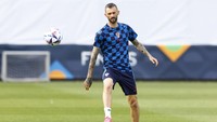 5. Marcelo Brozovic. Digaji 21 juta paun (Rp 402 miliar) per tahun usai digaet Al Nassr. Per pekannya ia mendapat sekitar 403 ribu paun. Foto: REUTERS/PIROSCHKA VAN DE WOUW