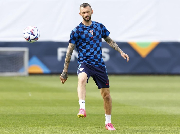 Soccer Football - UEFA Nations League Final - Croatia Training - Feyenoord Stadium, Rotterdam, Netherlands - June 17, 2023 Croatia's Marcelo Brozovic during training REUTERS/Piroschka Van De Wouw