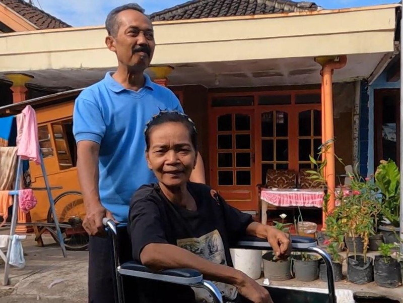 Keterbatasan Fisik Tak Halangi Maryani Sambung Hidup Jadi Tukang Tambal Ban