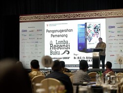 Airlangga Apresiasi Pemenang Lomba Resensi Buku Pembiayaan UMKM