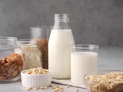 5 Perbedaan Oat Milk dan Almond Milk, Mana yang Lebih Sehat?