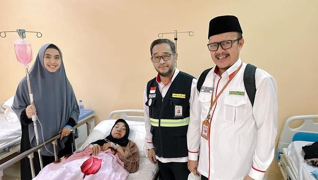 Ibunda Oki Setiana Dewi dilarikan ke rumah sakit di mekkah