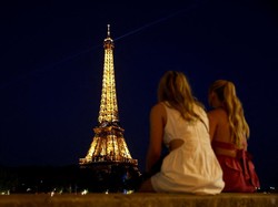 Peringatan 100 Tahun Meninggalnya Pencipta Menara Eiffel, Turis Terpukau